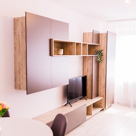 Riverside White Apartment Satu Mare Luaran gambar