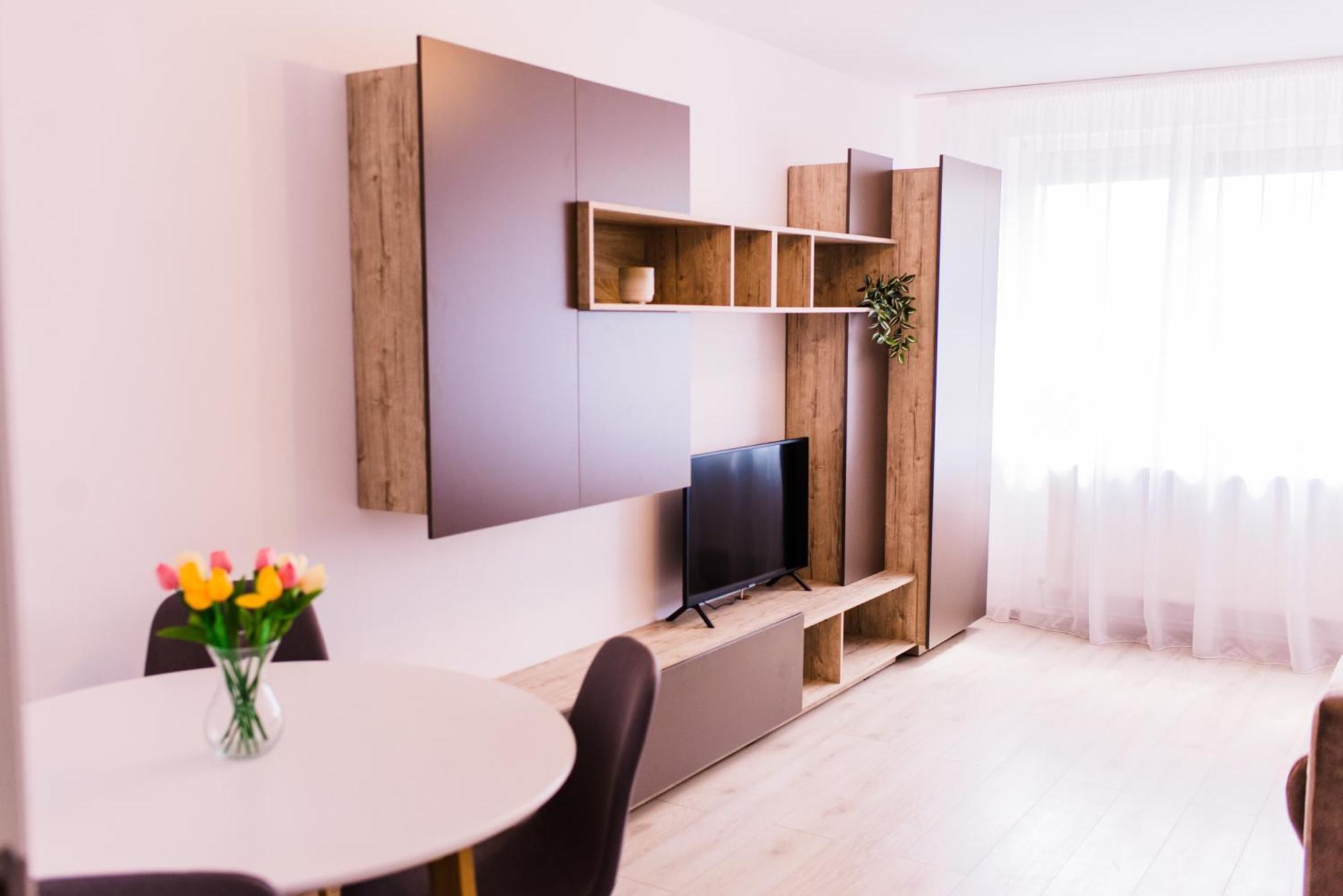 Riverside White Apartment Satu Mare Luaran gambar
